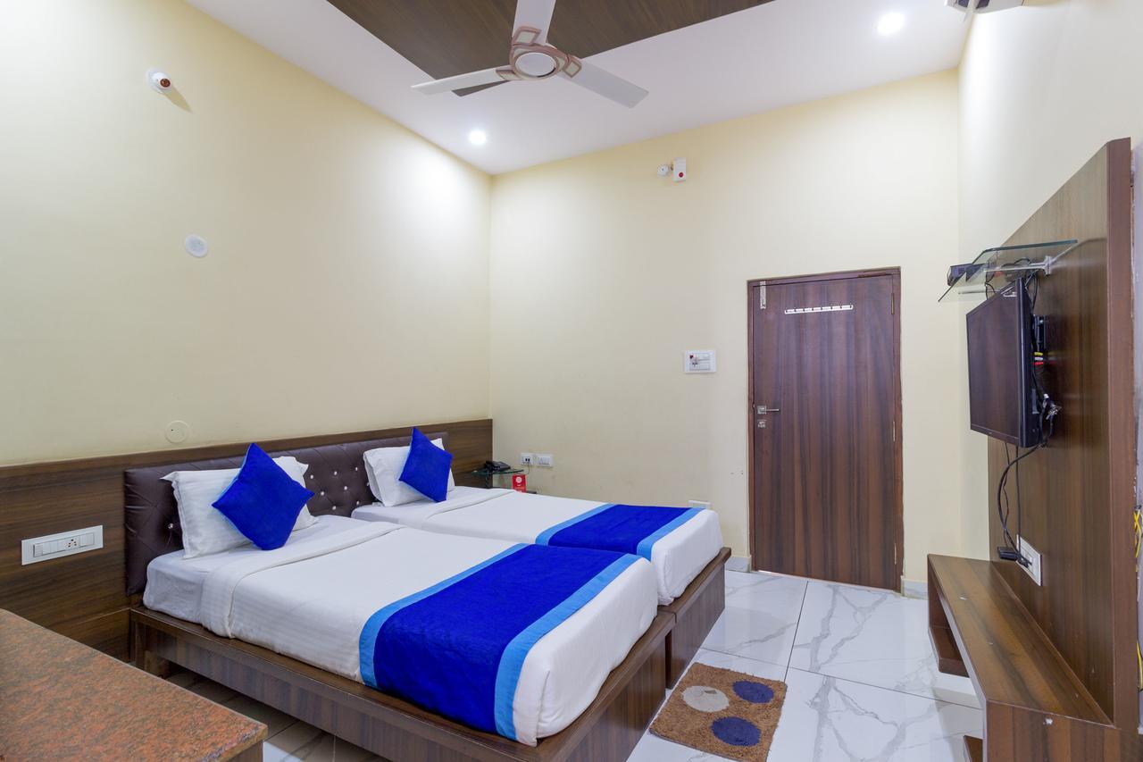 Hotel Oyo 7627 Royal Plaza Hajdarabad Zewnętrze zdjęcie