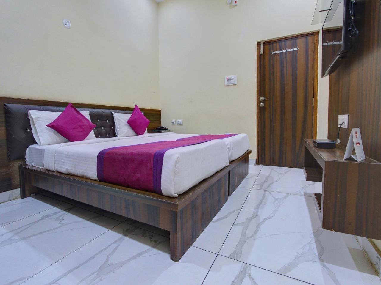 Hotel Oyo 7627 Royal Plaza Hajdarabad Zewnętrze zdjęcie