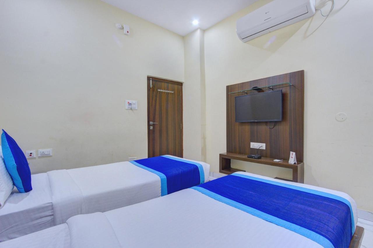 Hotel Oyo 7627 Royal Plaza Hajdarabad Zewnętrze zdjęcie